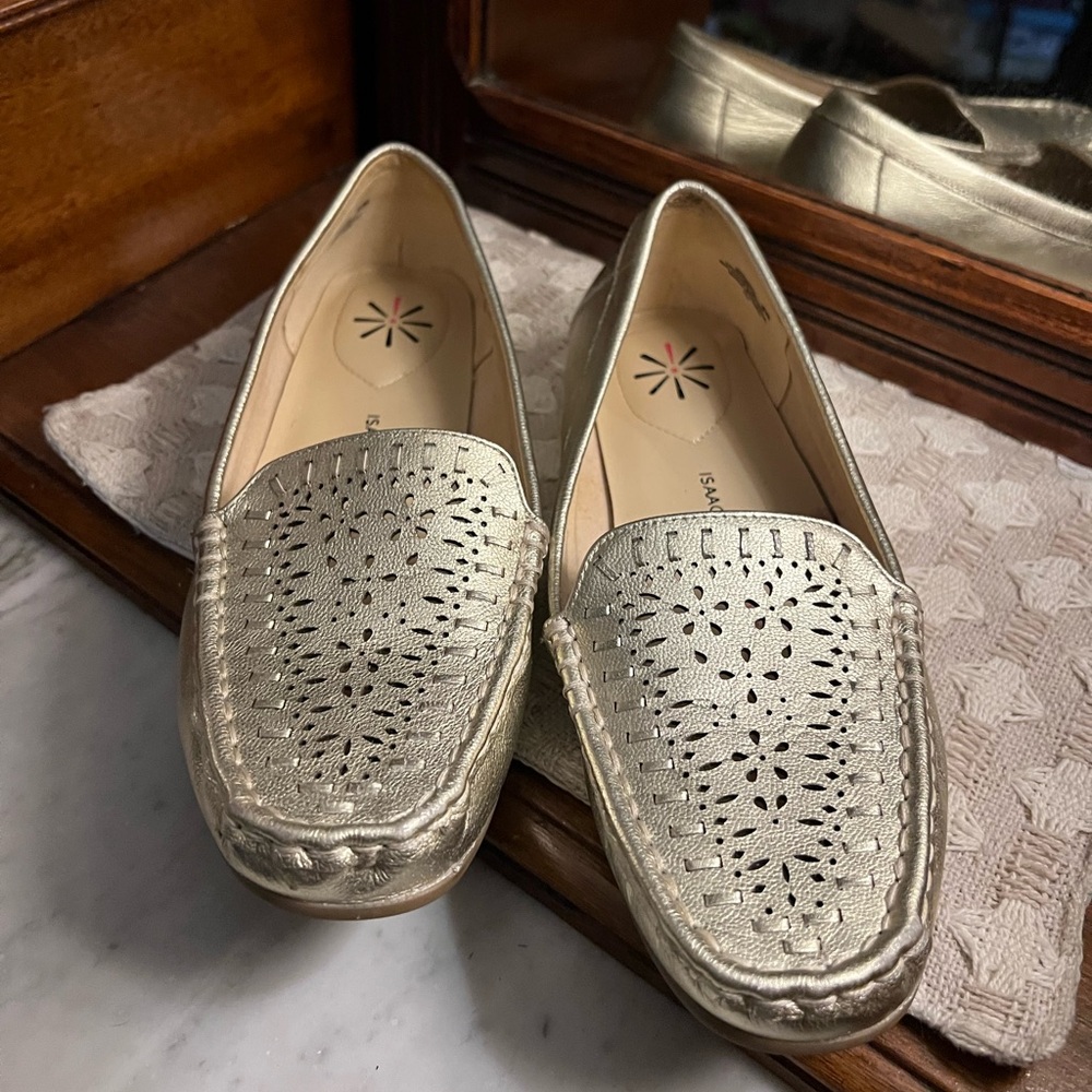 ISAAC MIZRAHI LIVE! Classic Metallic Gold Laser Cut Moccasins Women's Size 8 GUC - Picture 2 of 8